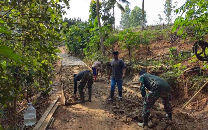 Pengecoran jalan rabat sasaran fisik TMMD ke 126 Kodim Pacitan 