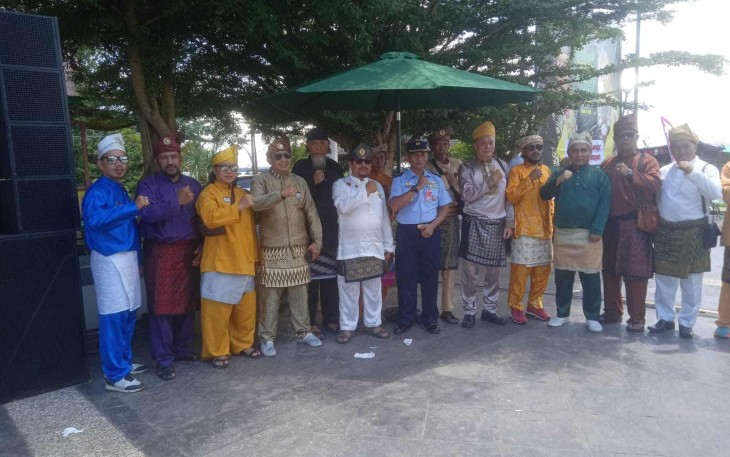 Kadister Lanud Supadio Letkol Sus M. Deni Abdullah saat foto bersama, Rabu (29/10)