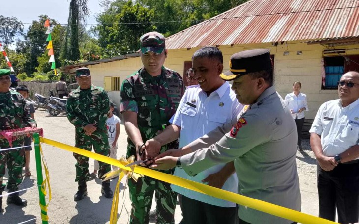 Dandim 0210/TU Letkol Kav Ronald Tampubolon menggunting pita