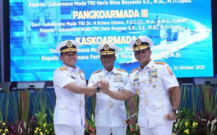 Laksda TNI Dato Rusman SN foto bersama usai di lantik Pangkoarmada III di Jakarta, Jum'at (31/10)