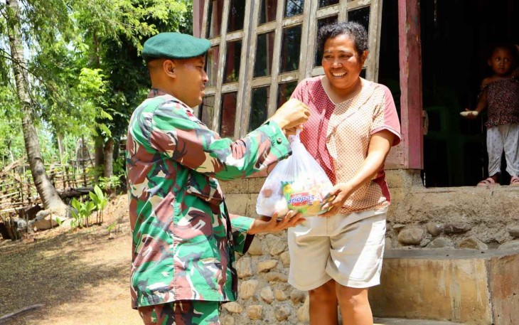 Jum'at berkah Satgas Pamtas Yonarmed 12 Kostrad 