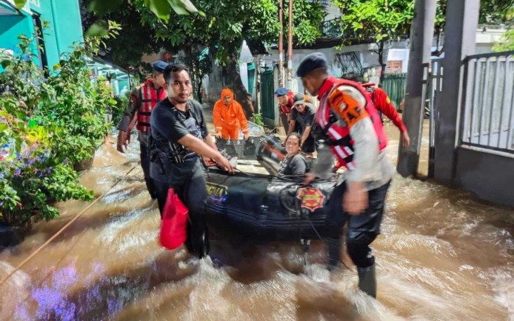 Evakuasi korban banjir di Pondok Aren