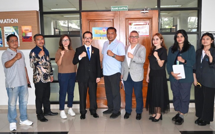 Saksi Kunci Dr. Rudi Rusdiah berfoto bersama Soegiharto Santoso selaku Ketua Umum DPP APKOMINDO, Puguh Kuswanto (Sekjen), Yuliyanti, Yolanda Roring, Agus Dedi Supriyadi dan Eddy Yusuf Prasetyo di depan Ruang Sidang Kartika PTUN Jakarta, 07 Oktober 2025.
