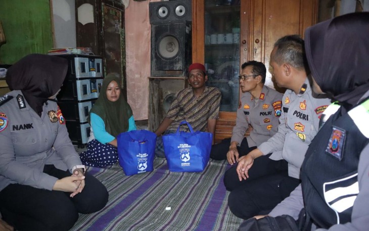 Trauma healing keluarga korban runtuhnya atap asrama santri putri