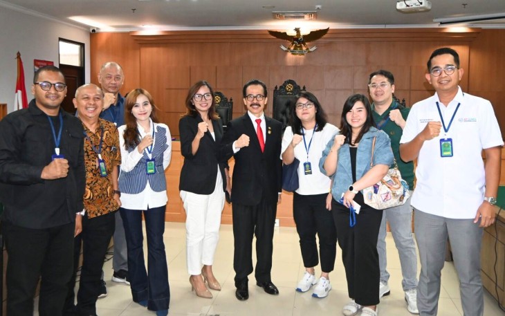 Saksi Yolanda Roring berfoto bersama Soegiharto Santoso selaku Ketua Umum DPP APKOMINDO, dan Aditya Adiguna, Hartanto Sutardja, Yuliyanti, Cepu Suprianto, Karen Wiraraharja, Agnes Wiraraharja, Vicky W., serta Herman Febrian Labiatmaja, SH., di Ruang Sidang Chandra PTUN Jakarta, (14/10/2025).