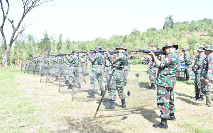 Latihan menembak prajurit Kodim 0802/Ponorogo 