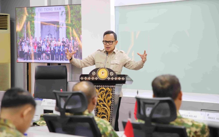 Wamendagri Bima Arya saat memberi arahan kepada 25 kepala daerah peserta Kursus Pemantapan Pimpinan Daerah (KPPD) Tahun 2025, Rabu (5/11/2025). 