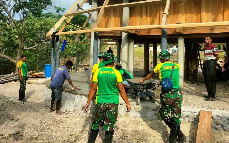 Bangun rumah adat warga Desa Alas Utara