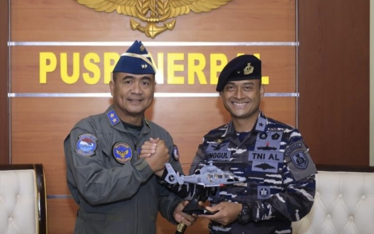 Kadispenal Laksma TNI Tunggul menerima Brevet Kehormatan Penerbangan TNI AL di Surabaya, Kamis (6/11)