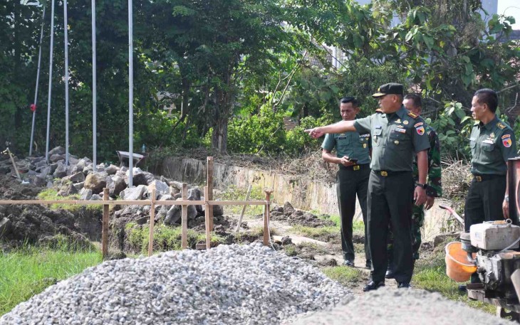 Danrem 081/DSJ Kolonel Arm Untoro Hariyanto saat meninjau lokasi pembangunan