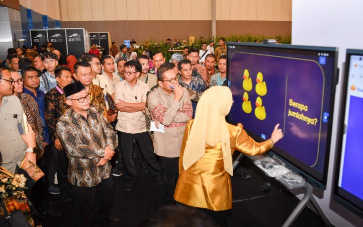 Mendikdasmen Abdul Mu'ti saat menerima pemaparan 
