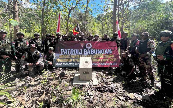 Patroli gabungan cek patok perbatasan 