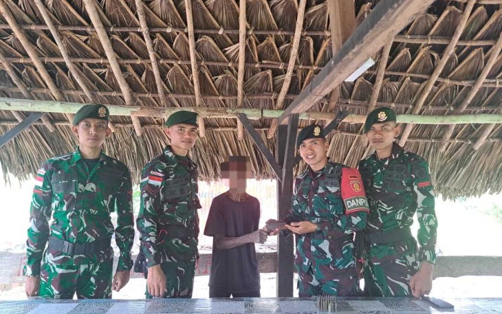 Penyerahan senjata dan munisi dari warga perbatasan 