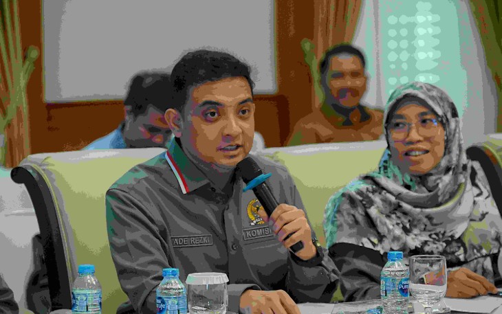 Anggota Komisi IX DPR RI, Ade Rezki Pratama saat mengikuti pertemuan komisi IX DPR RI dengan Gubernur kepulauan Riau di Rumah Dinas Gubernur kepulauan Riau, Tanjung Pinang, Senin (24/11/2025)