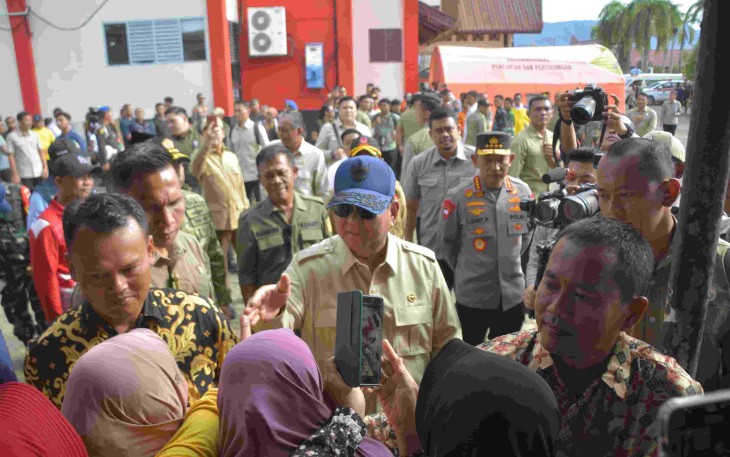 Presiden Prabowo Subianto mengunjungi korban bencana banjir dan tanah longsor 