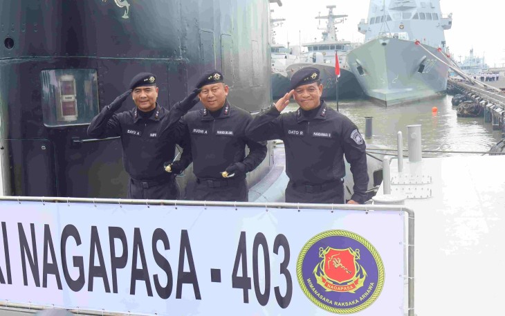 Pangkolinlamil Laksda TNI Rudhi Aviantara foto bersama usai menerima Brevet Hiu Kencana, Kamis (4/12)