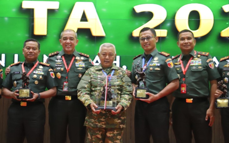 Danrem 083/Bdj Kolonel Inf Kohir foto bersama usai Rapurna TMMD di Mabesad Jakarta, Kamis (4/12)
