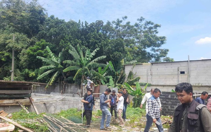 Suasana pengukuran ulang proses pengembalian hak milik ahli waris Aster, Kelurahan Sukatani, Tapos, Depok, Jum'at (5/12)