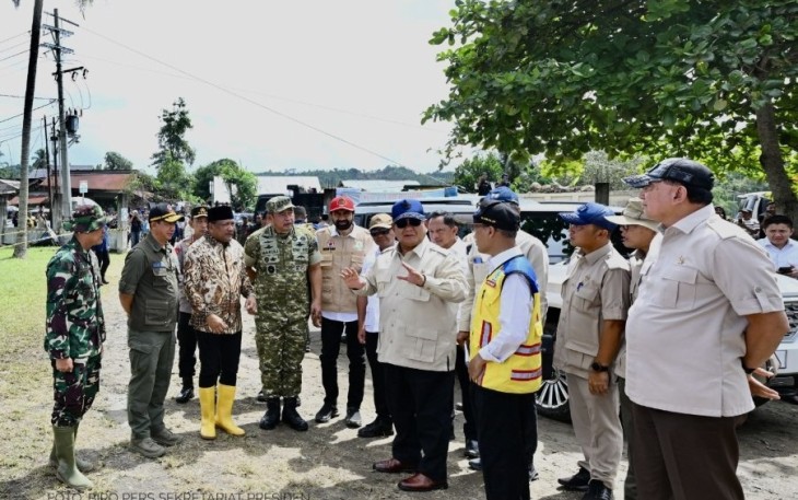 Menteri ESDM Bahlil Lahadalia saat melaporkan kondisi terkini ketersediaan listrik di Aceh kepada Presiden Prabowo di Bireuen, Minggu (7/12)