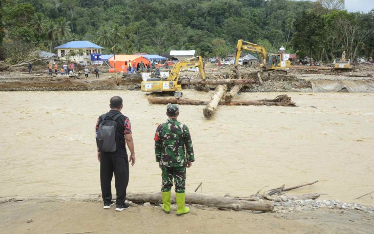 Danrem 023/KS Kolonel Inf Iwan Budiarso meninjau pembangunan jembatan darurat, Rabu (10/12)