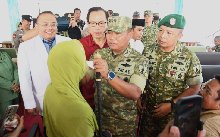 Danrem 083/Bdj Kolonel Inf Kohir berdialog dengan warga peserta operasi katarak, Jum'at (12/12)