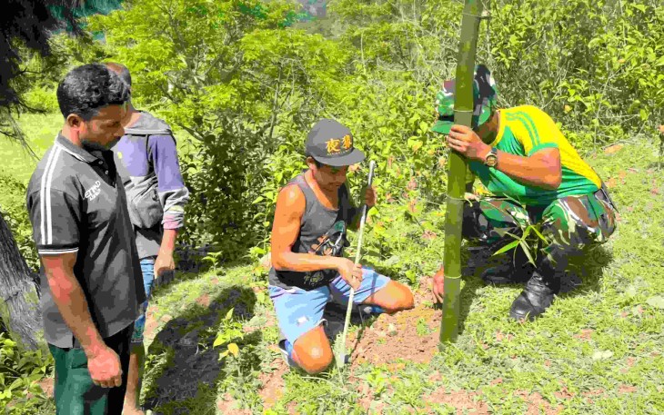 Tanam bambu bersama warga perbatasan 