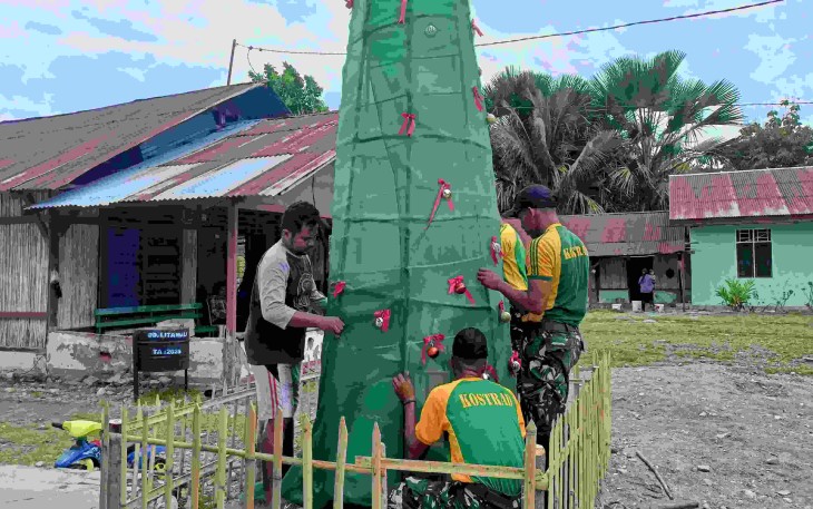 Perindah ornamen natal di perbatasan 