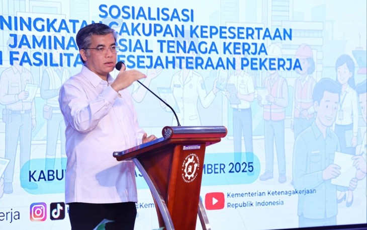 Menaker Yassierli memberikan sambutan di SMK Mitra Industri Cikarang, Bekasi, Selasa (23/12)