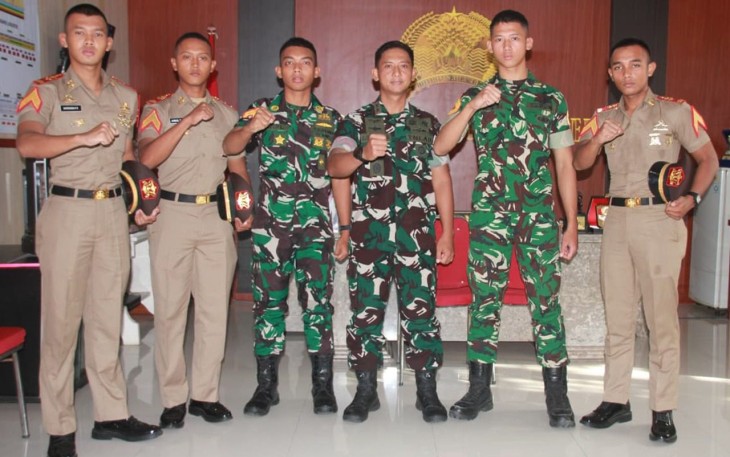 Dandim 0806/Trenggalek Letkol Inf Isnanto Roy Saputro foto bersama taruna Akmil, Senin (29/12)