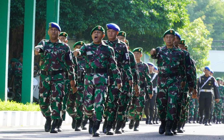 Latihan defile prajurit Korem 081/DSJ, Senin (29/12)
