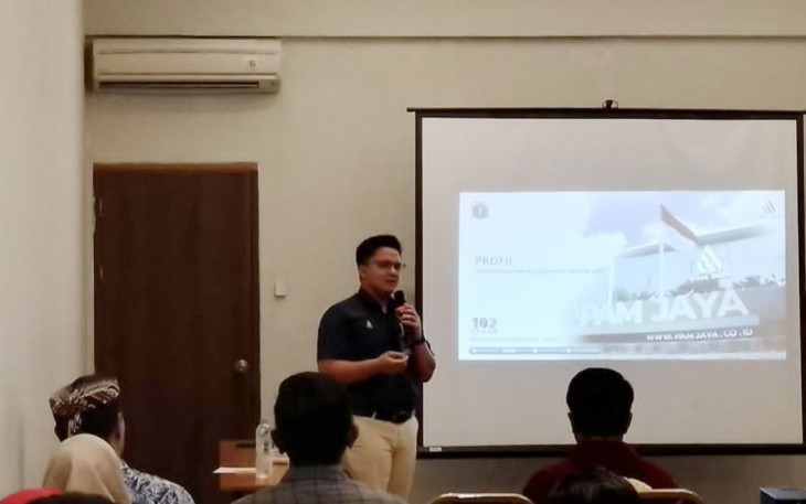 Corporate & Customer Communication Senior Manager PAM JAYA, Gatra Vaganza memberikan pemaparan di Jakarta, Senin (29/12)