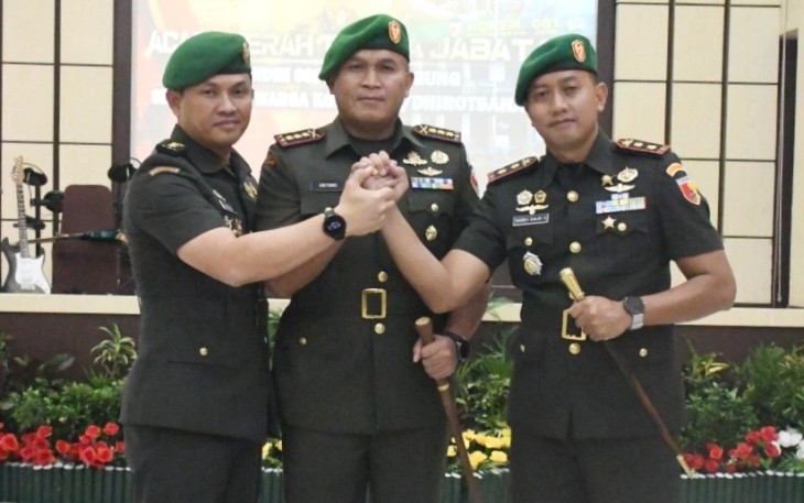 Danrem 081/DSJ Kolonel Arm Untoro Hariyanto foto bersama usai sertijab Dandim 0807/Tulungagung di Makorem, Selasa (30/12)