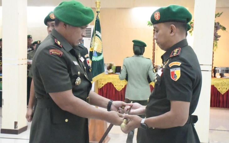 Danrem 081/DSJ Kolonel Arm Untoro Hariyanto saat melantik Dandim 0807/Tulungagung Letkol Arh Hanny Galih Satrio, Selasa (30/12)