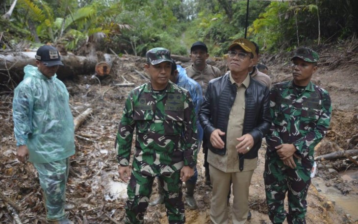 Danrem 023/KS Kolonel Inf Iwan Budiarso saat meninjau jembatan pascabencana, Selasa (30/12)