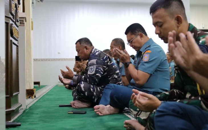Pangkolinlamil Laksda TNI Rudhi Aviantara bersama prajurit melaksanakan doa bersama, Rabu (31/12)