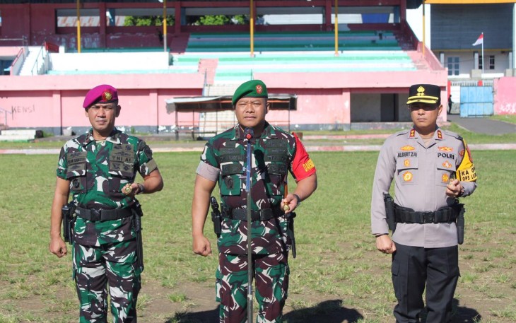 Dandim 1310/Bitung, Letkol Inf Dewa Made DJ dengan di dampingi Kapolres Bitung, AKBP Albert Zai dan Danyonmarhanlam VIII Bitung, Letkol Marinir Helmi Syamsir, M.Tr.Opsla saat memimpin apel siaga gelar pasukan kunjungan RI 2