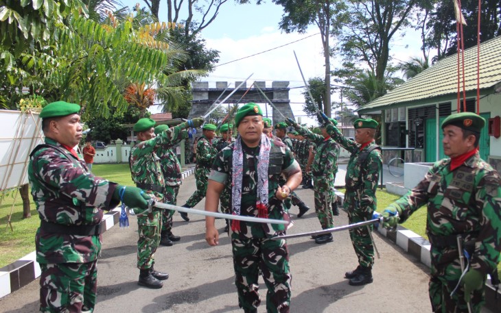 Dandim 1310/Bitung, Letkol Inf I Dewa Made DJ saat memasuki Makodim dengan di sambut dengan tradisi pedang pora oleh Personil Kodim 1310/Bitung yang di pimpin langsung oleh Pejabat Lama Letkol Czi Hanif Tupen, S.T.,M.I.P.
