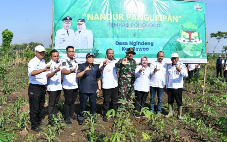 Dandim Ponorogo Bersama Pemkab Ponorogo saat Nandur Panguriban