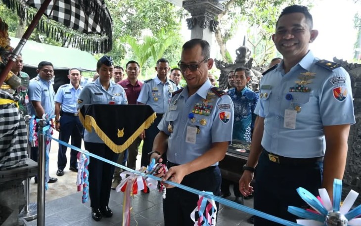 Danlanud Adi Soemarmo, Marsma TNI Bambang Juniar Djatmiko, memotong pita tanda peresmian Sanggar Ibadah Pusering Bhuwana Pasupati, di Lanud Adi Soemarmo, Selasa (2532025).