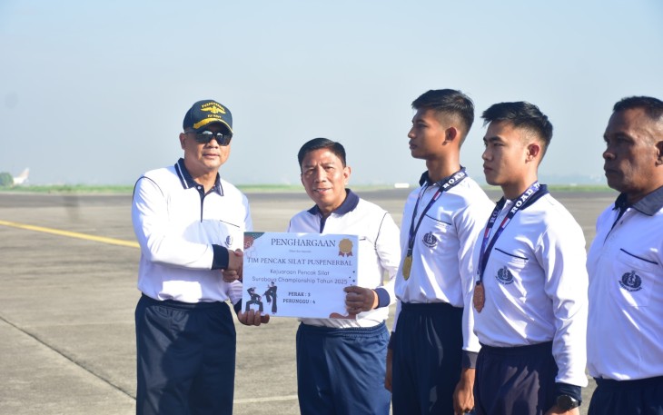 Danpuspenerbal saat memberikan apresiasi kepada atlet beladiri Karate dan Pencak Silat Puspenerbal dalam Apel Gabungan satuan Penerbangan TNl Wikayah Surabaya di Apron Lanudal Juanda, Selasa (1/7/2025).