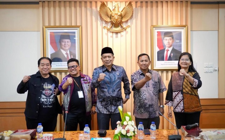 Wakil Menteri Koperasi Ferry Juliantono, Sekretaris Menteri Koperasi Ahmad Zabadi, pengamat musik Buddy Ace, dan komposer/gitaris Arya Raditya Ramadhya.