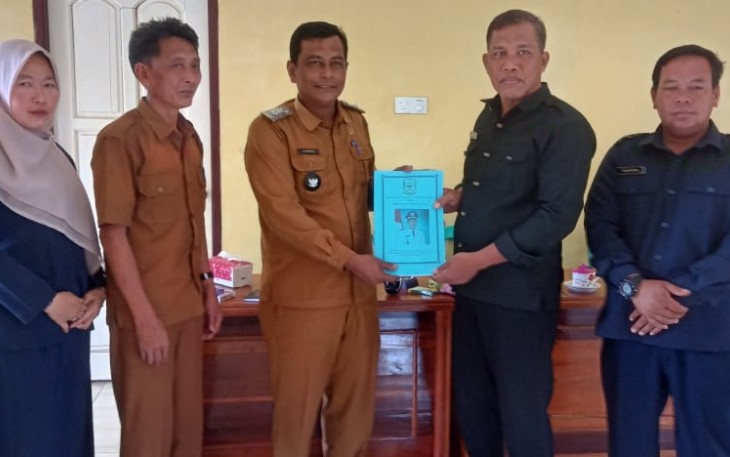 Kades Kelanga saat Sampaikan Dokumen Penting LPPD Akhir Tahun Anggaran 2024 ke Ketua BPD