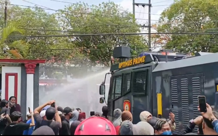 Water Canon dan Gas Air Mata Bubarkan Aksi 