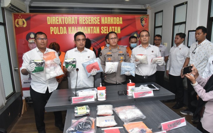 Direktur Reserse Narkoba Polda Kalsel Kombes Kelana Jaya saat press release, Selasa (2942025).