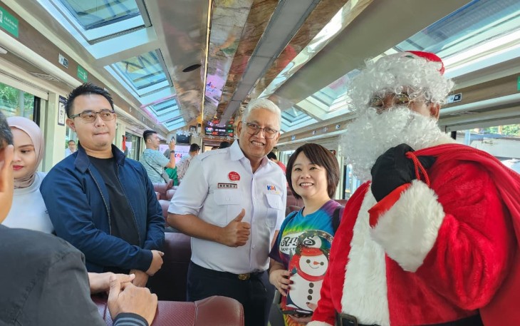 Direktur Utama KAI Wisata Bersama Pelanggan dan Santa Claus