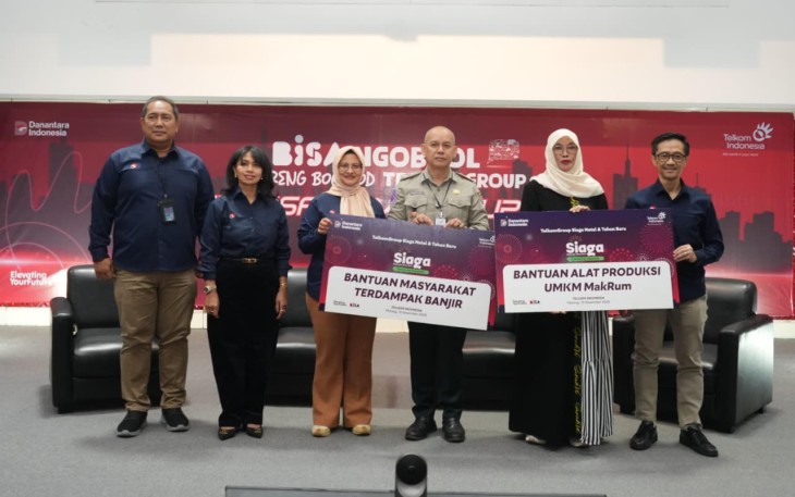 Direktur Utama Telkom Dian Siswarini (ketiga dari kanan), Komisaris Independen Telkom Ira Noviarti (keempat dari kiri), dan Direktur Human Capital Management Telkom Willy Saelan (ketiga dari kiri) beserta jajaran saat melakukan peninjauan langsung AI Connect Malang pada Senin (15/12).