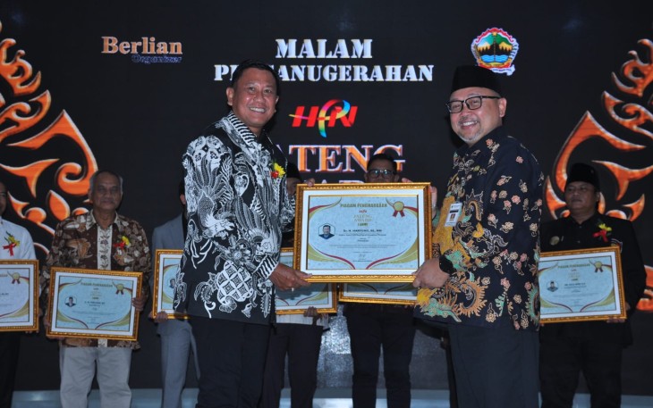 Dirut BDK Haryono saat menerima piagam penghargaan HPN Jateng Award 2025 dari Berlian Organizer. (Foto  Istimewa).