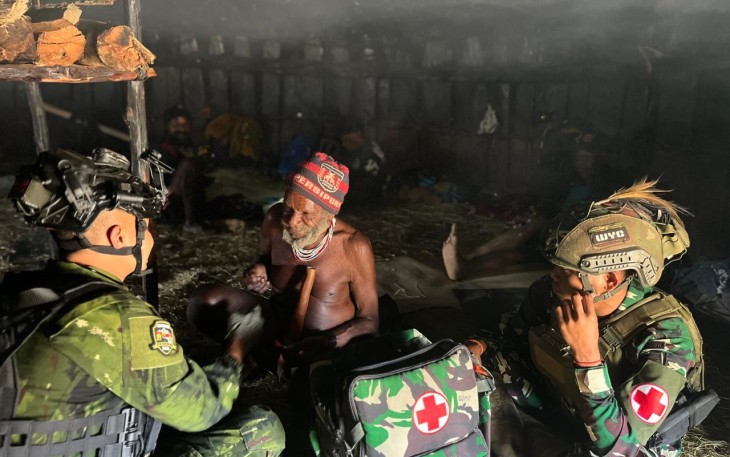 Prajurit Satgas 700/WYC safari honai ke Kampung Tanah Merah