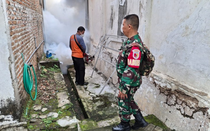 Babinsa Kelurahan Kartoharjo Dampingi Fogging di Wilayah Binaan
