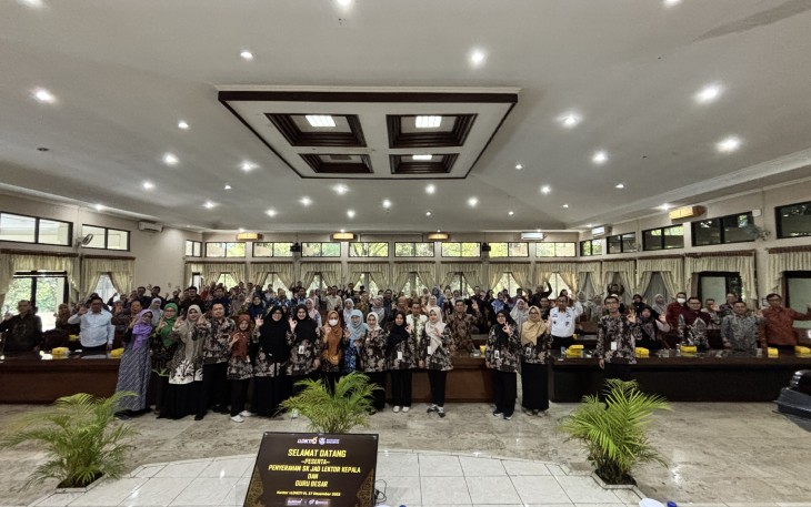 Foto Bersama dalam penyerahan Surat Keputusan Jabatan Akademik Guru Besar kepada Profesor Titon Slamet Kurnia, belum lama ini di kantor LLDIKTI Wilayah VI.
